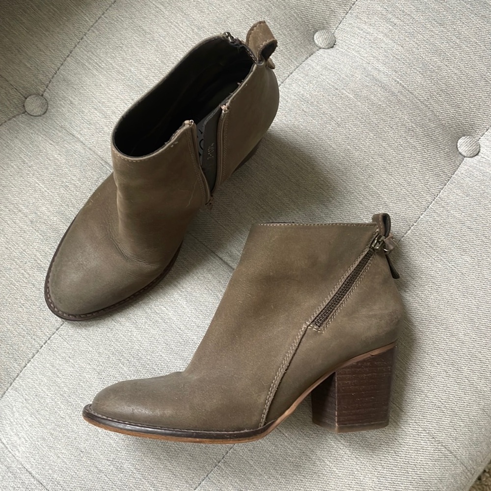 Blondo waterproof ankle boot size 7 olive/grey EUC